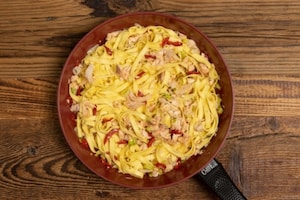 Preparazione Tagliatelle all'uovo con cipollotto, peperoncino dolce e trota affumicata - Fase 3