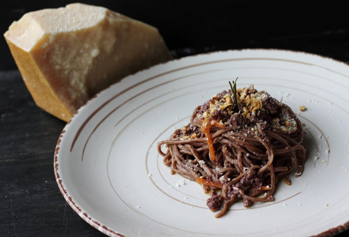 Tagliolini con cioccolato fondente, ragù di vitello, carote e arancia ricetta