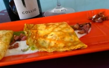 Crespelle alla stracciatella con crema di fave e crumble di guanciale