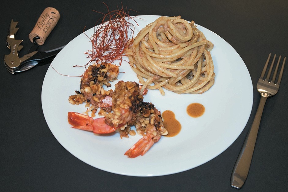 Gamberoni con croccante di foie gras e nocciola accompagnati da linguine in tripla bisque ricetta