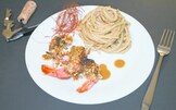 Gamberoni con croccante di foie gras e nocciola accompagnati da linguine in tripla bisque