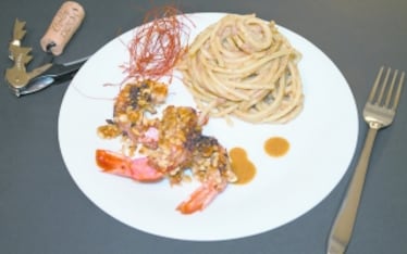Gamberoni con croccante di foie gras e nocciola accompagnati da linguine in tripla bisque