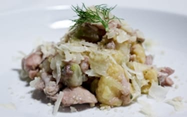 Gnocchetti di patata novella di Siracusa con sgombro, finocchio, julienne di Montasio Dop e granella di mandorla