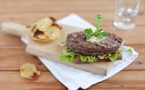 Hamburger di Chianina, pane integrale, germogli e chips