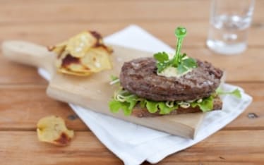 Hamburger di Chianina, pane integrale, germogli e chips