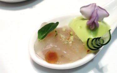 Ravioli di cetrioli ripieni di gamberi con spuma di avocado, salsa ponzu, vegetali salmastri, polvere al wasabi