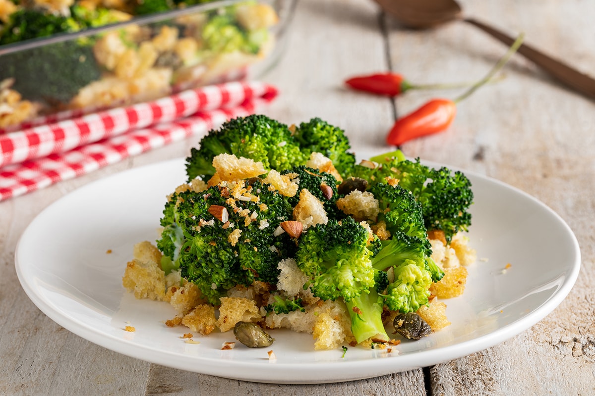 Broccoli al forno con pane al peperoncino ricetta