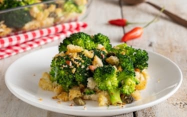 Broccoli al forno con pane al peperoncino