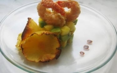 Code di gamberi dorati su tartare di frutta esotica