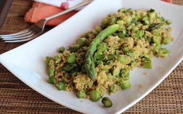 Cous cous di farro con crema di piselli alla menta, zucchine e asparagi