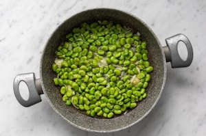 Preparazione Torta salata con fave e olive alla menta - Fase 3