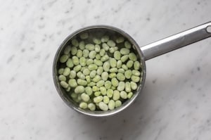 Preparazione Torta salata con fave e olive alla menta - Fase 2