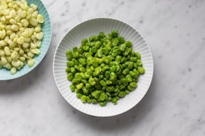 Preparazione Torta salata con fave e olive alla menta - Fase 2