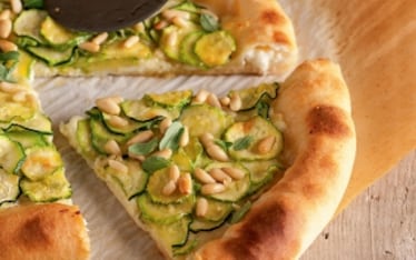 Pizza con cornicione ripieno