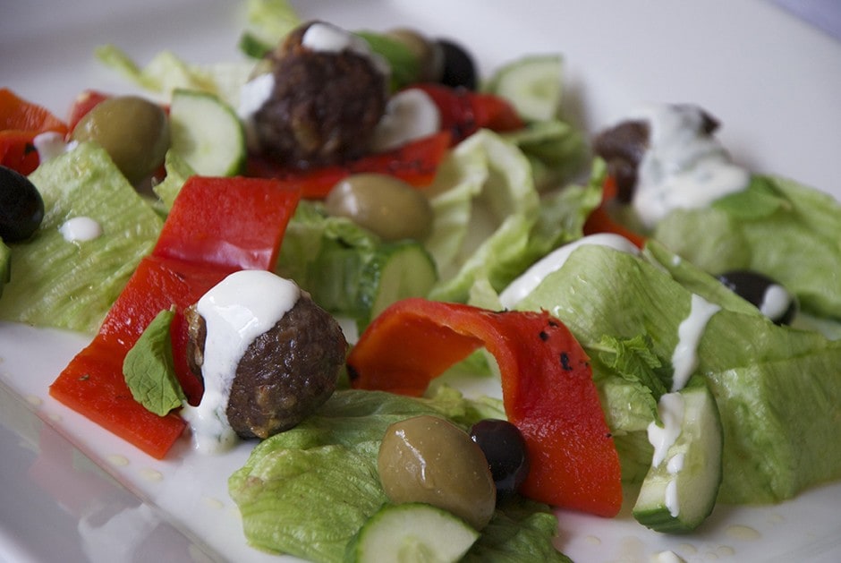 Polpette di agnello e insalata greca ricetta