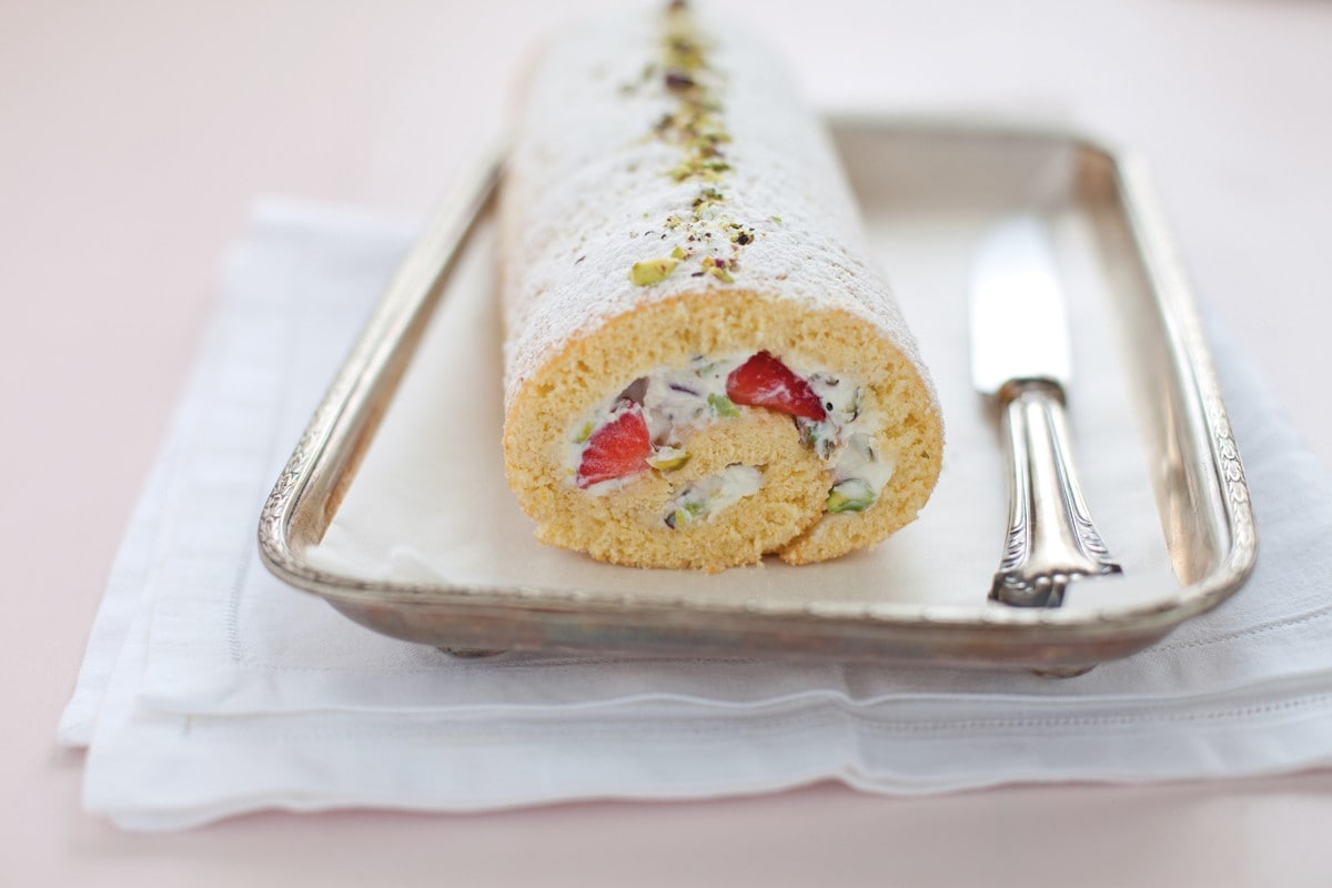 Rotolo alla ricotta, fragole e pistacchi ricetta