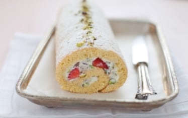 Rotolo alla ricotta, fragole e pistacchi