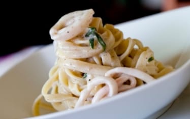 Tagliatelle con ricotta di capra e calamari