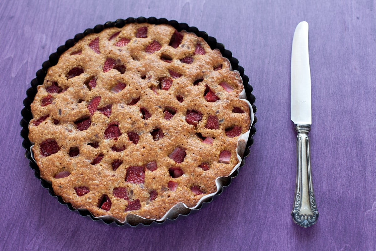 Torta morbida alle fragole e nocciole ricetta