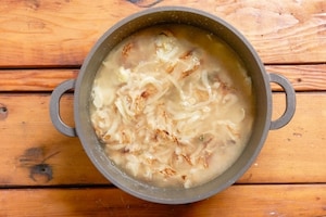 Preparazione Zuppa di cipolle al whisky - Fase 3