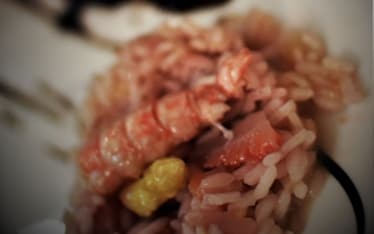 Risata alle fragole, scampi e riduzione d'aceto balsamico