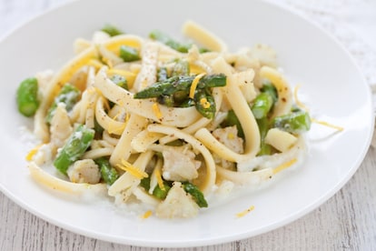 Scialatielli al limone con baccalà e asparagi su crema di bufala