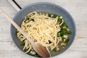 Preparazione Scialatielli al limone con baccalà e asparagi su crema di bufala - Fase 3