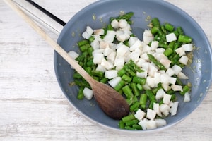 Preparazione Scialatielli al limone con baccalà e asparagi su crema di bufala - Fase 2