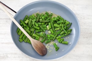 Preparazione Scialatielli al limone con baccalà e asparagi su crema di bufala - Fase 1