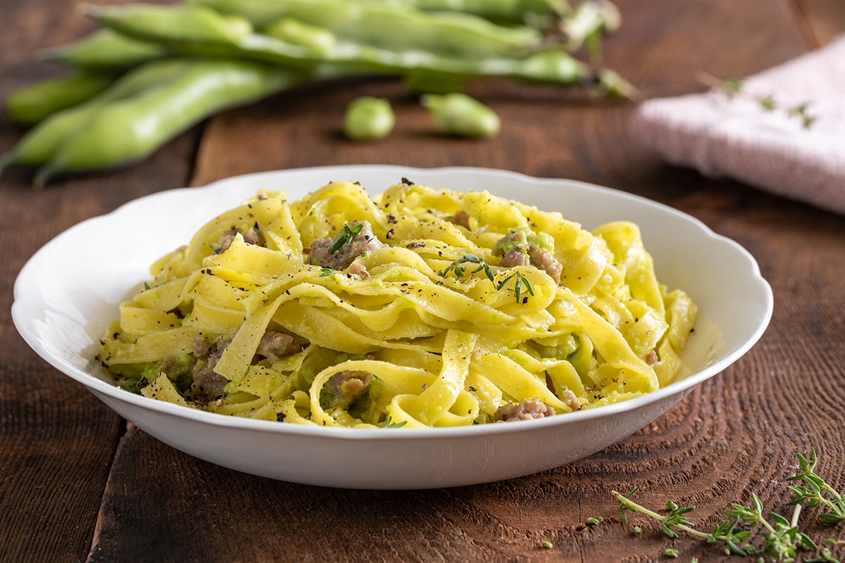 Tagliatelle fave, salsiccia e mandorle ricetta