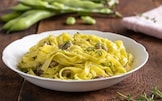Tagliatelle fave, salsiccia e mandorle