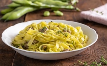 Tagliatelle fave, salsiccia e mandorle