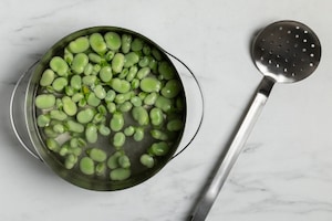Preparazione Tagliatelle fave, salsiccia e mandorle - Fase 1