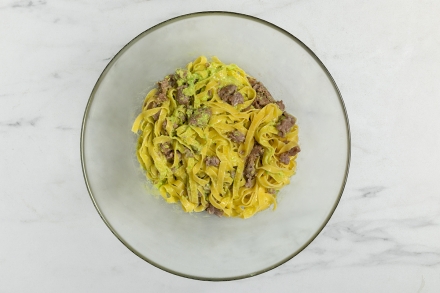 Preparazione Tagliatelle fave, salsiccia e mandorle - Fase 3 Preparazione Tagliatelle fave, salsiccia e mandorle - Fase 3