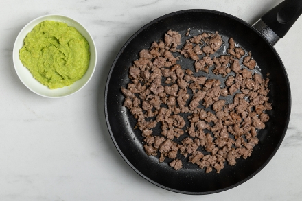 Preparazione Tagliatelle fave, salsiccia e mandorle - Fase 2 Preparazione Tagliatelle fave, salsiccia e mandorle - Fase 2