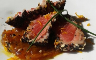 Tonno marinato con cipolle caramellate all’arancia