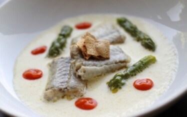 Anguilla su crema di sedano, asparagi e pomodoro