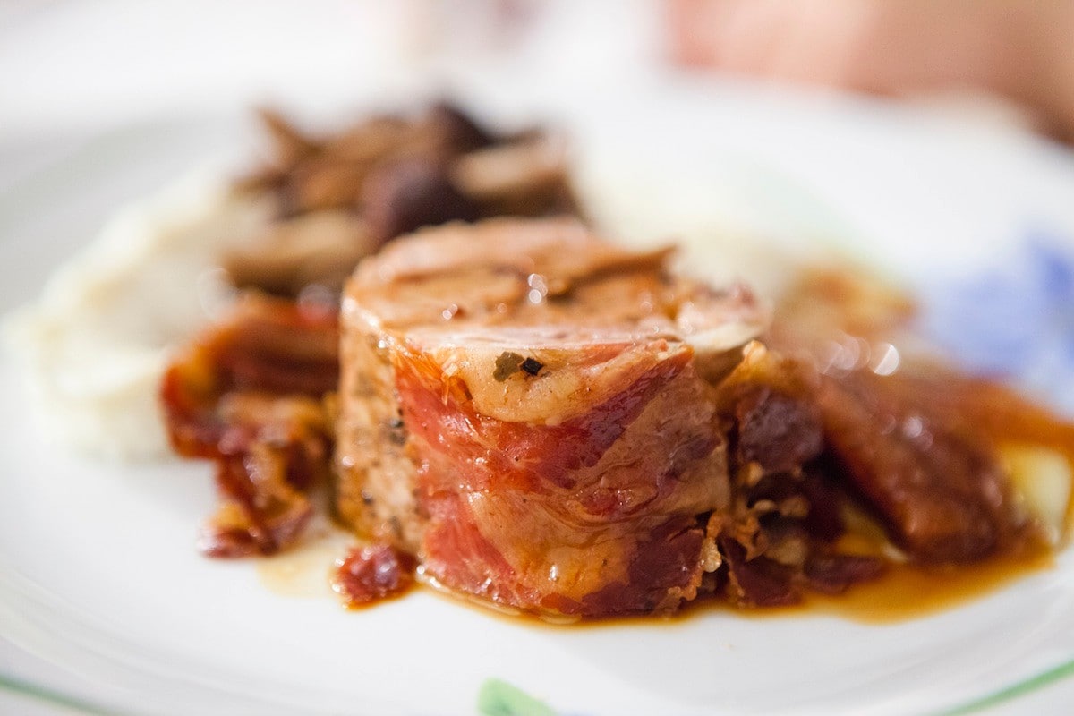 Filetto di maiale in crosta di pancetta, purè di cavolfiore e funghi pioppini ricetta