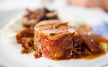 Filetto di maiale in crosta di pancetta, purè di cavolfiore e funghi pioppini