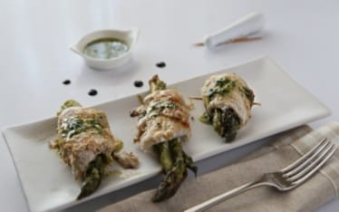 Involtini di palamide con asparagi in vinaigrette speziata agrodolce