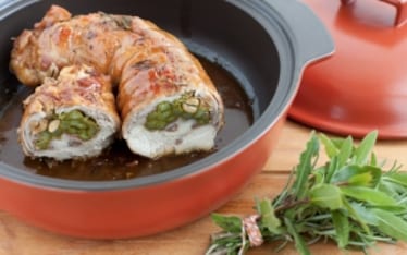 Arrosto di coniglio ripieno di asparagi, prosciutto e arachidi