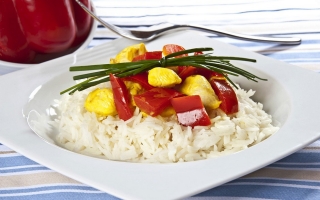 Basmati, pollo, peperoni e curcuma Basmati, pollo, peperoni e curcuma