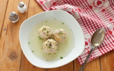 Canederli di speck in brodo