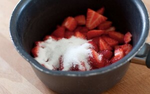 Preparazione Cheesecake alle fragole sullo stecco - Fase 1