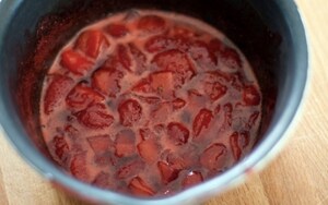 Preparazione Cheesecake alle fragole sullo stecco - Fase 1