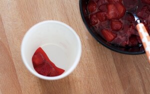 Preparazione Cheesecake alle fragole sullo stecco - Fase 3