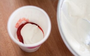 Preparazione Cheesecake alle fragole sullo stecco - Fase 3