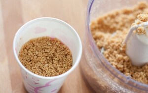 Preparazione Cheesecake alle fragole sullo stecco - Fase 4