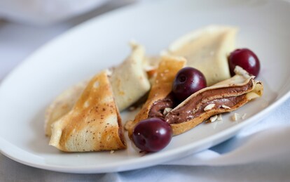 Crepes con Nutella, ciliegie denocciolate e mandorle integrali