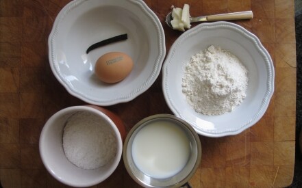 Preparazione Crepes con Nutella, ciliegie denocciolate e mandorle integrali - Fase 1 Preparazione Crepes con Nutella, ciliegie denocciolate e mandorle integrali - Fase 1